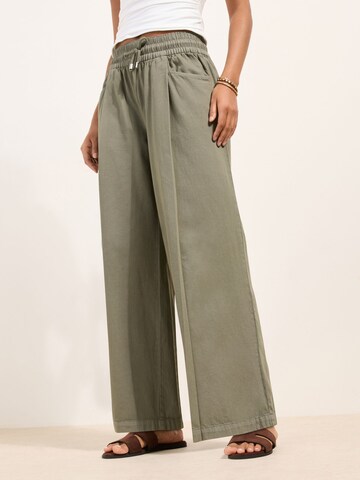 Friends Like These Wide leg Pleat-front trousers in Green