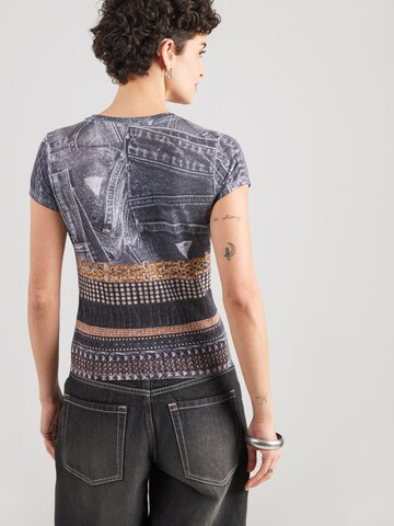 Tricou de la GUESS pe negru