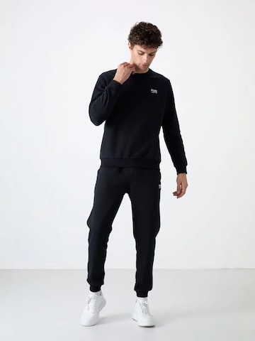 Tommy Life Trainingsanzug 'Aktive Sets' in Schwarz: Vorderseite