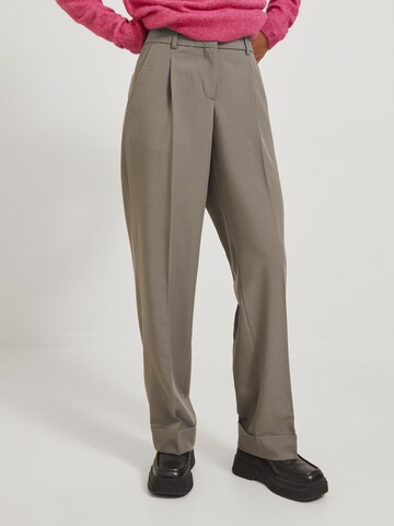 JJXX Regular Pleat-front trousers in Brown: front