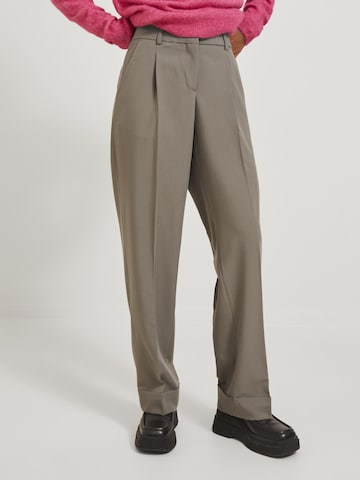 Regular Pantalon à plis JJXX en marron : devant