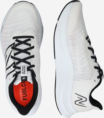 Chaussure de course 'FuelCell Propel v4' new balance en blanc