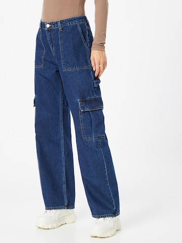 Monki Loose fit Cargo Jeans in Blue: front