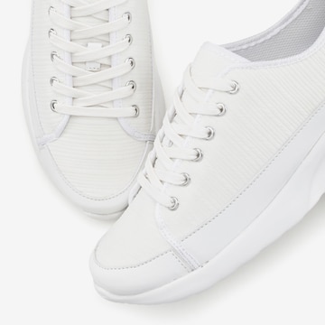 LASCANA Sneakers in White