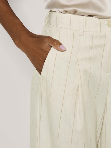 Loosefit Pantalon à pince MADELEINE en blanc