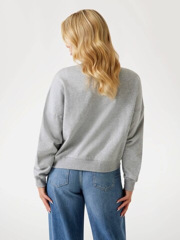 GUESS Sweatshirt in Grey