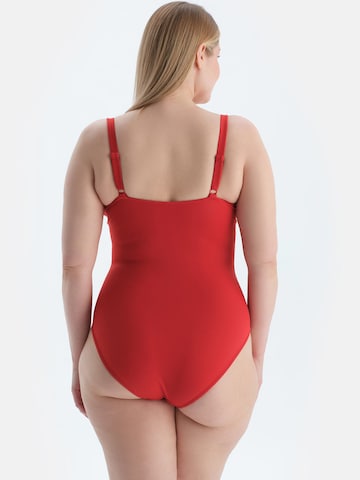 Dagi Minimizer Strój kąpielowy modelujący sylwetkę w kolorze czerwony