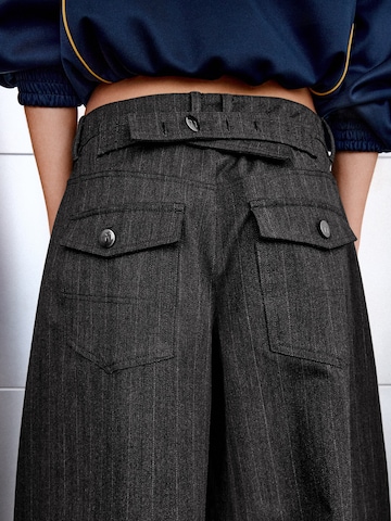 Barrel Pantaloni de la Bershka pe gri