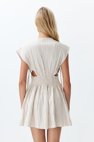 Trendyol Kleid in Beige