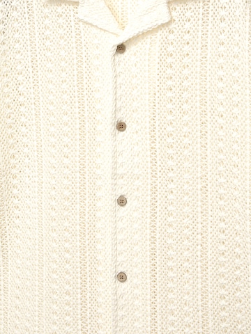 Fit confort Chemise Pull&Bear en blanc