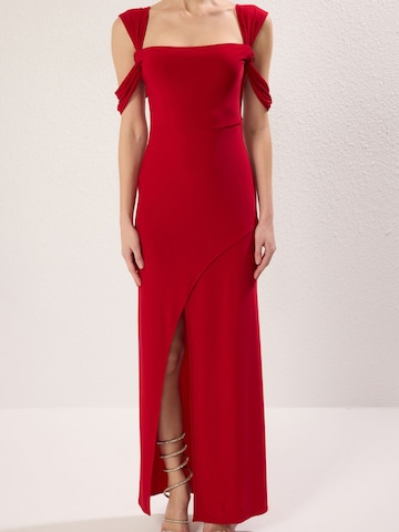 Rochie de seară de la Trendyol pe roșu