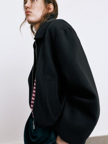 Pull&Bear Jacke in Schwarz