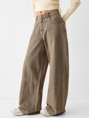 Bershka Wide leg Jeans in Brown: front