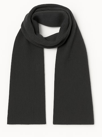 KOPYTO Schal 'KARIBU – Plüschiger Gerippter Schal aus 100% Merinowolle RWS' in Grau: Vorderseite