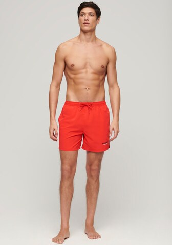 Superdry Badeshorts in Rot