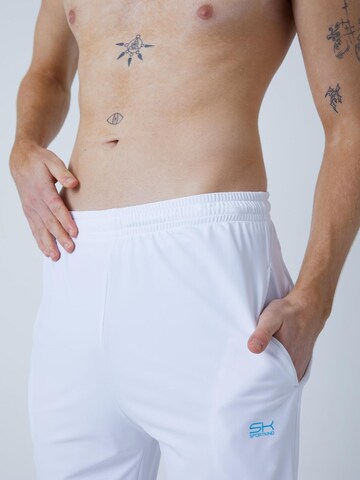 Coupe slim Pantalon de sport 'Slim Training Pants' SPORTKIND en blanc