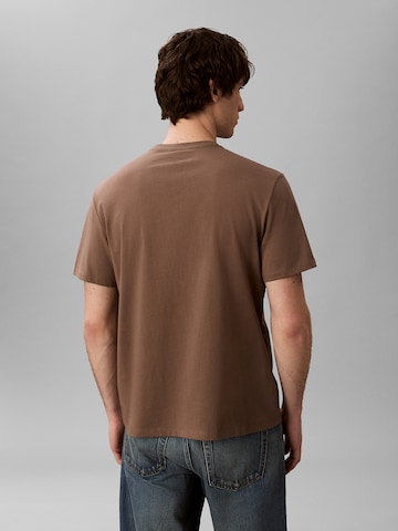 Calvin Klein Jeans T-Shirt in Braun