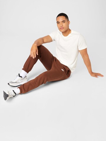 Nike Sportswear Tapered Trousers 'Club Fleece' in Brown