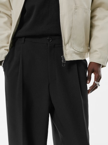 Regular Pantalon à plis Pull&Bear en noir