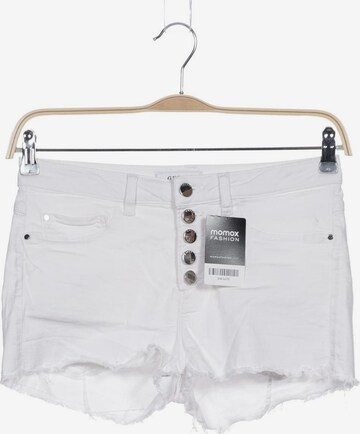 GUESS Shorts in M in White: front