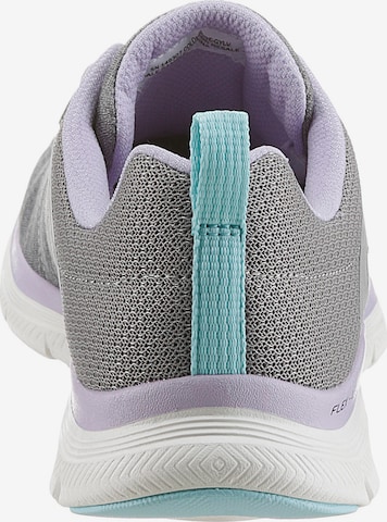 SKECHERS Sneaker in Grau