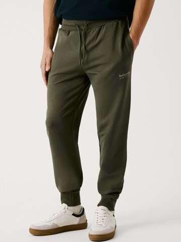 regular Pantaloni 'Essential' di Red Bull Racing x Pepe Jeans in verde: frontale