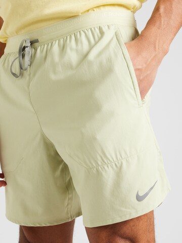 Regular Pantaloni sport 'STRIDE' de la NIKE pe verde