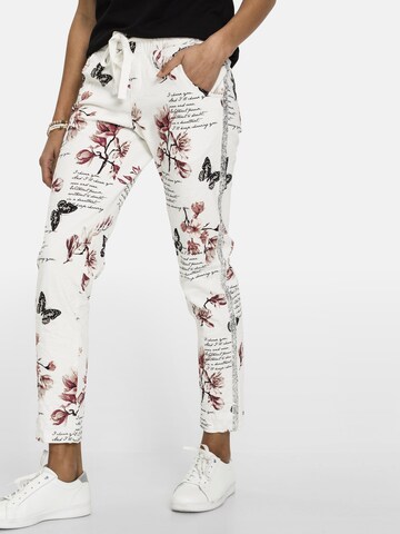 Regular Pantaloni de la bonprix pe alb: față
