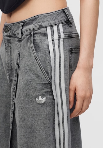 ADIDAS ORIGINALS Широкий Джинсы в Серый