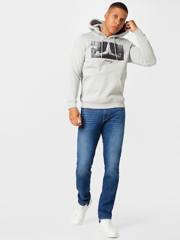 Sweat-shirt 'Pray' Mister Tee en gris