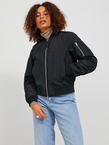 JJXX Between-Season Jacket 'Ample' in Black: front