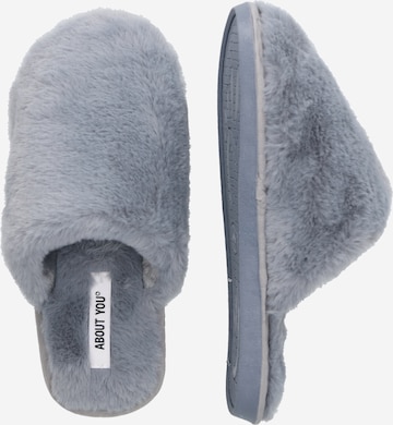 ABOUT YOU - Zapatillas de casa 'Abby' en gris