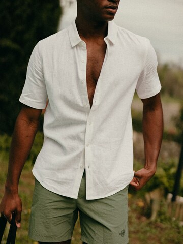 DAN FOX APPAREL - Ajuste regular Camisa 'Samir' en blanco