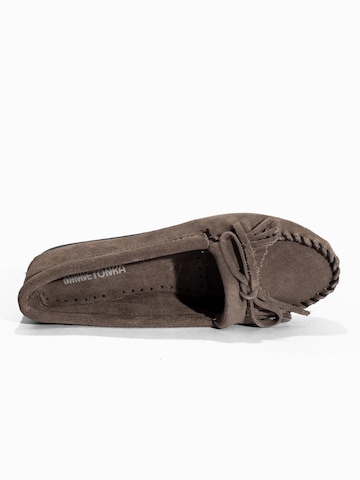 Minnetonka Mokaszin 'Kilty' - szürke