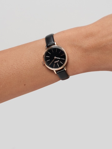 s.Oliver Analoguhr in Schwarz