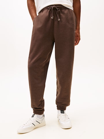 Tommy Jeans - Tapered Calças em castanho: frente