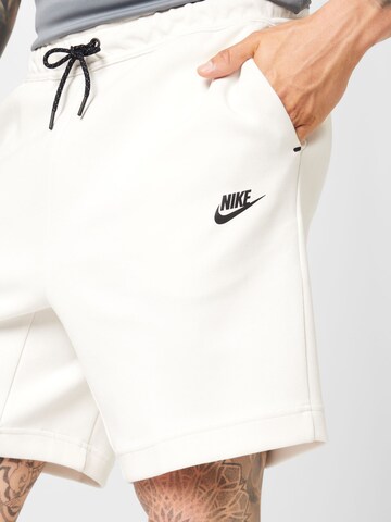 Nike Sportswear Normalny krój Spodnie w kolorze biały