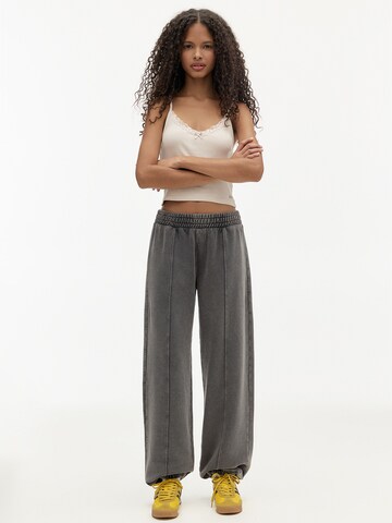 Pull&Bear Voľný strih Nohavice - Čierna