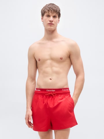 Calvin Klein Swimwear Plavecké šortky – červená: přední strana