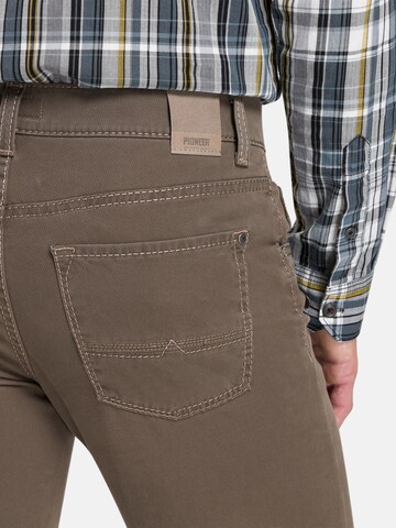 PIONEER Regular Jeans 'Rando' in Braun