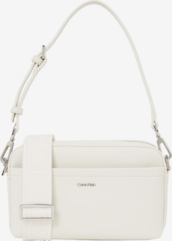 Calvin Klein Schultertasche 'Must' in Weiß: Vorderseite