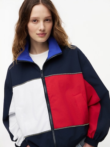 Tommy Jeans Демисезонная куртка в Синий