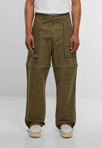 MARKET Loosefit Hose 'Topo Moraine' in Grün: Vorderseite