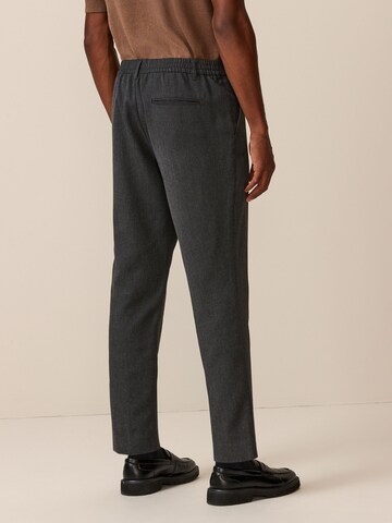 Loosefit Pantaloni chino di Next in grigio