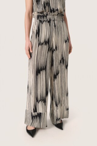 SOAKED IN LUXURY Wide leg Trousers 'Zaya' in Black: front