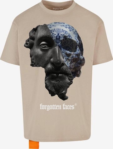 Tricou de la Forgotten Faces pe bej: față