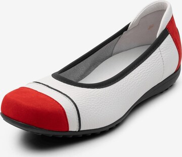 VITAFORM Ballet Flats in White: front