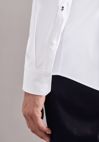 SEIDENSTICKER جينز ضيق الخصر والسيقان قميص لأوساط العمل بلون أبيض