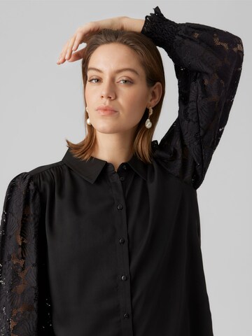 Camicia da donna 'CABENA' di VERO MODA in nero