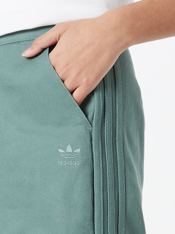 ADIDAS ORIGINALS Loosefit Housut värissä vihreä